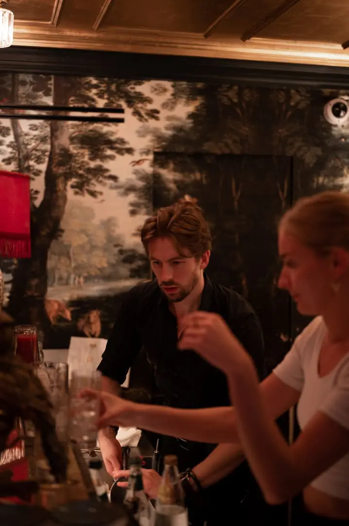 mixeur barman fait un cocktail