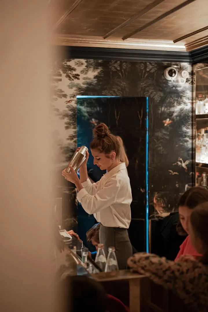 bargirl fait un cocktail