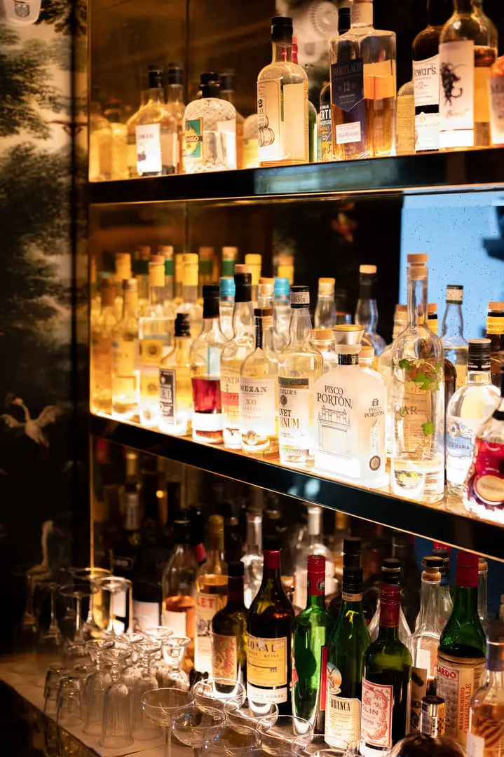 bar à alcool de nuit illuminé