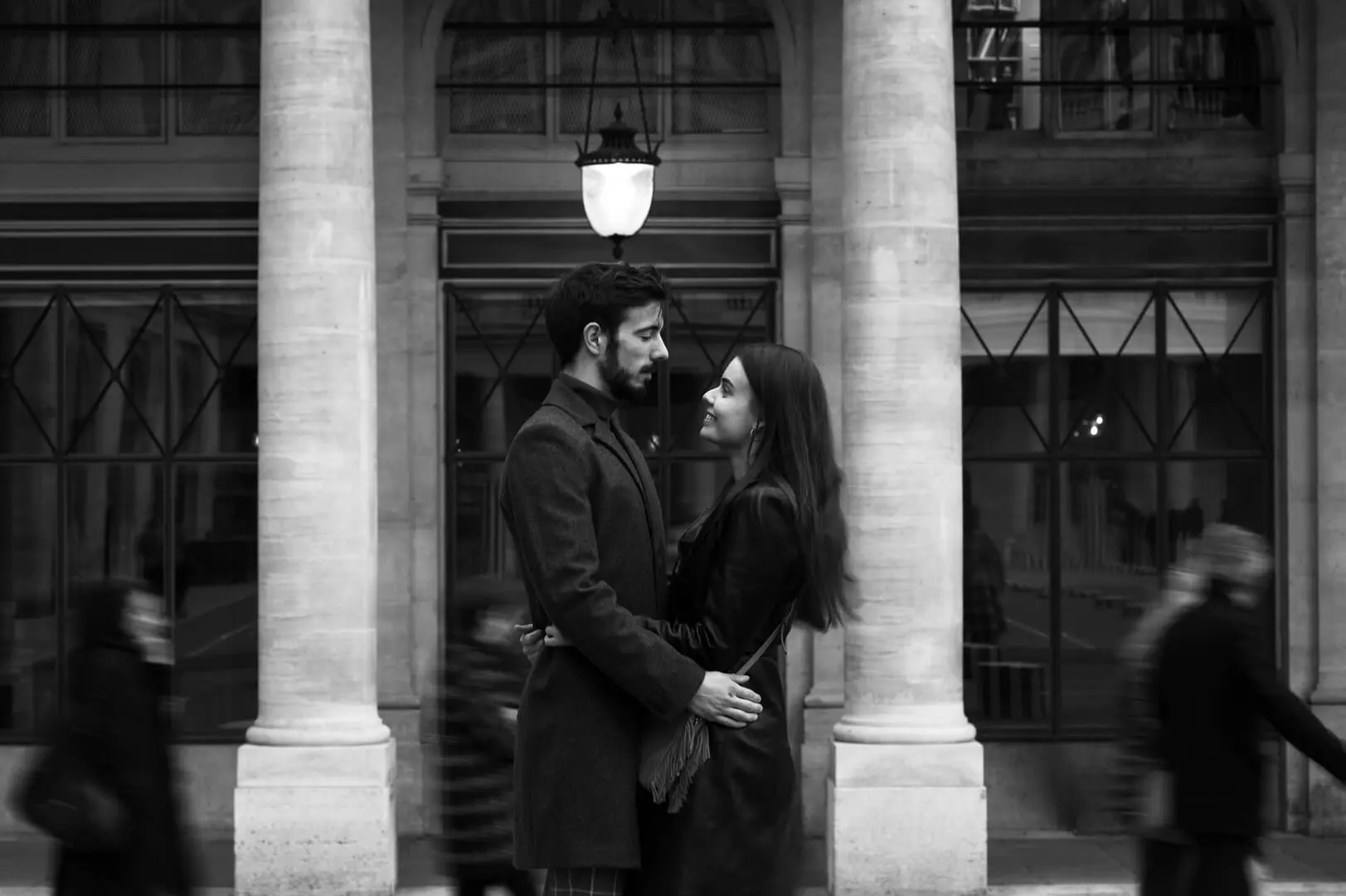 couple figé aux colonnes de buren