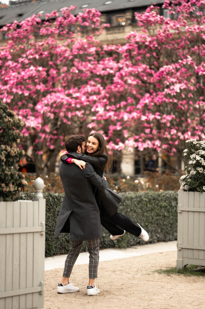 couple danse à palais royal devant cerisiers en fleurs