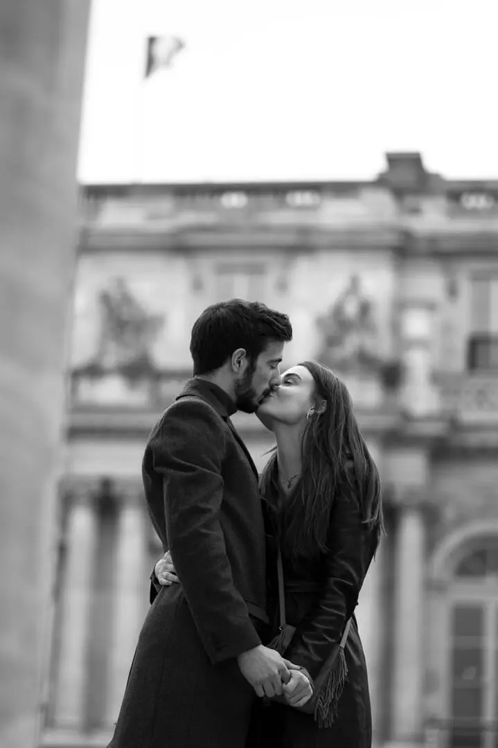 couple s'embrasse colonnes de buren