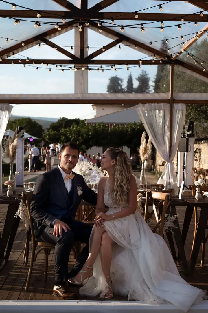 mariés assis à leur table de mariage en provence
