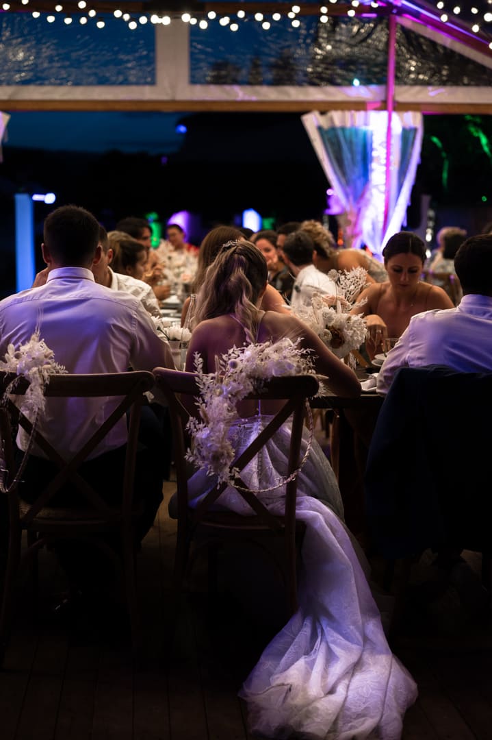 mariés dinent sous la tente de leur mariage