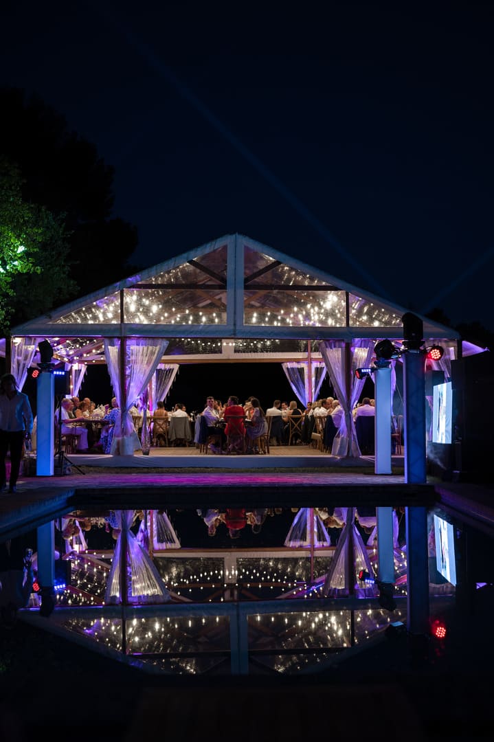 Tente de nuit avec éclairage au mariage en Provence