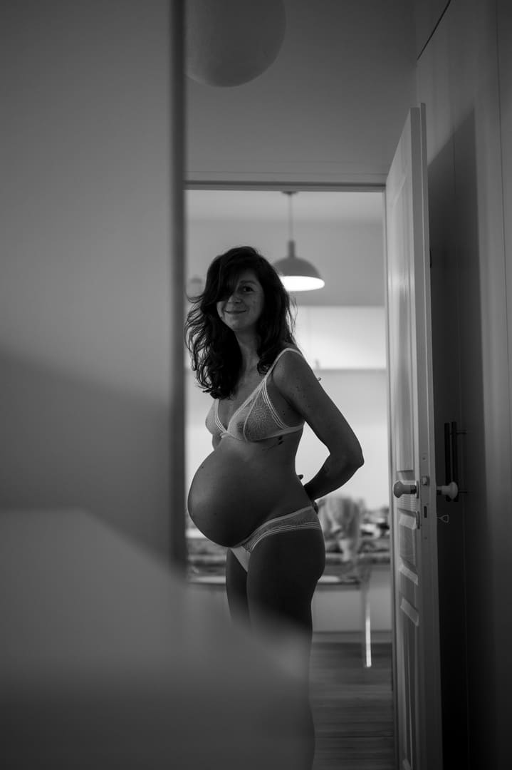 femme enceinte face à son miroir en noir et blanc