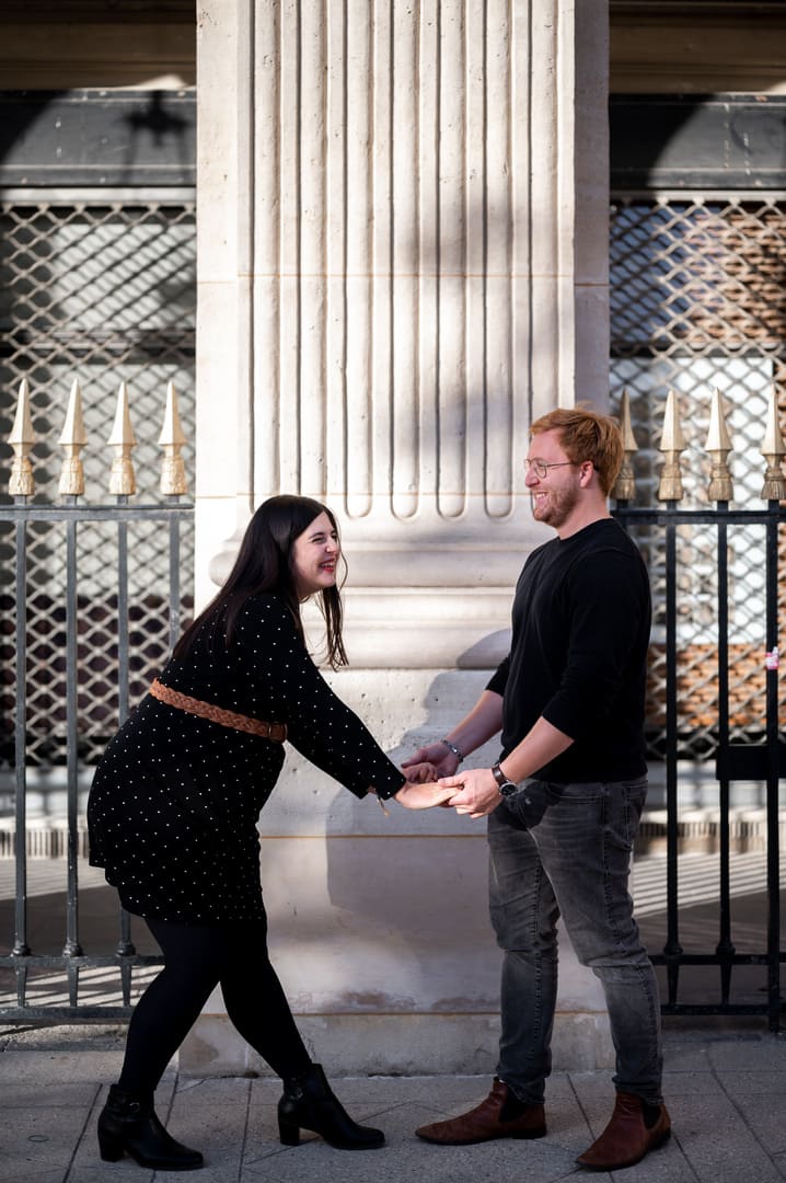 couple rigole dans le jardin Palais Royal