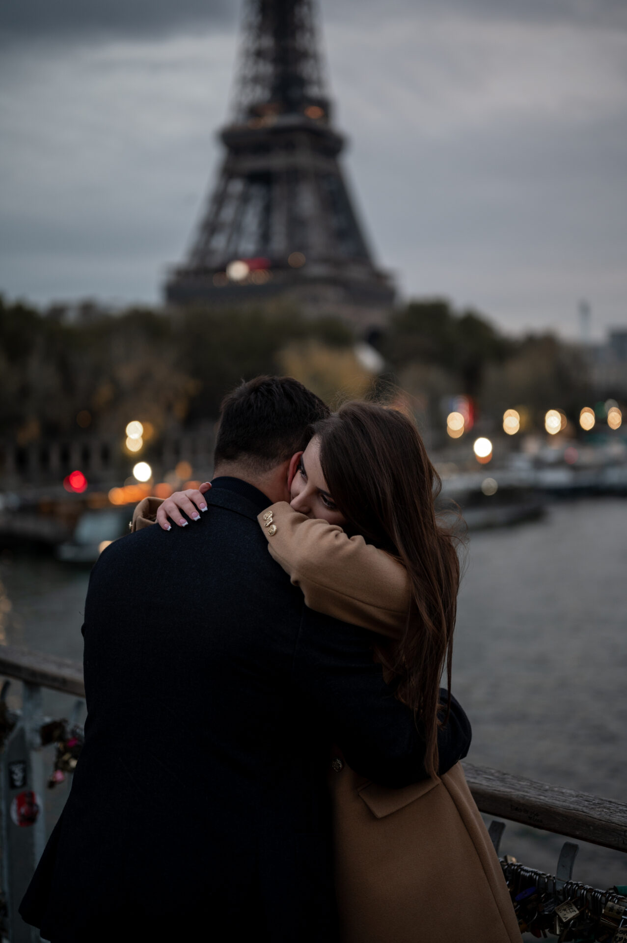 couple s'enlace devant la Tour Eiffel