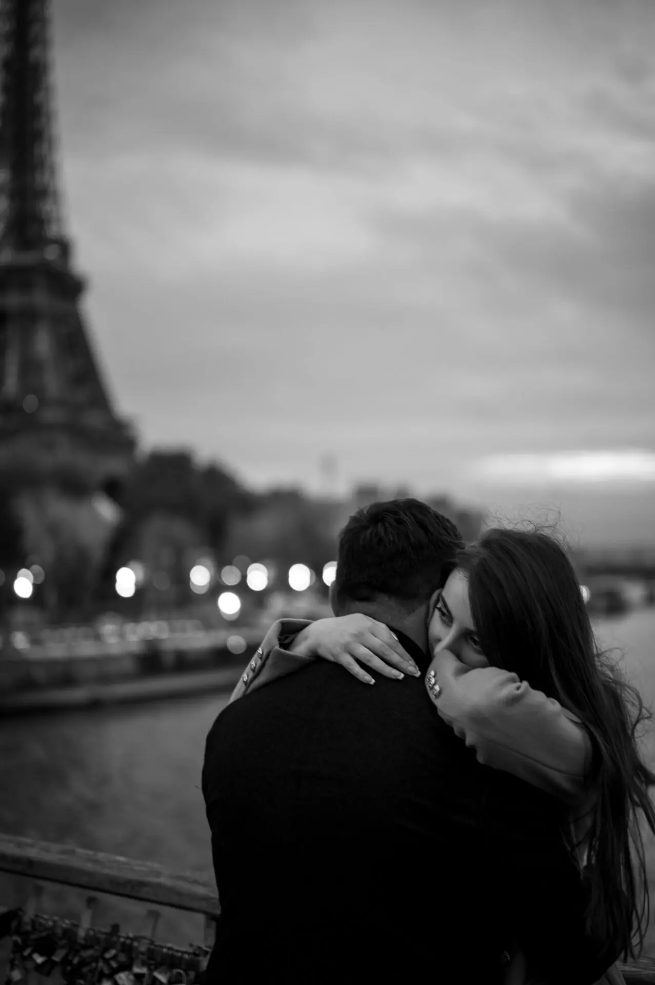 câlin amoureux Tour Eiffel