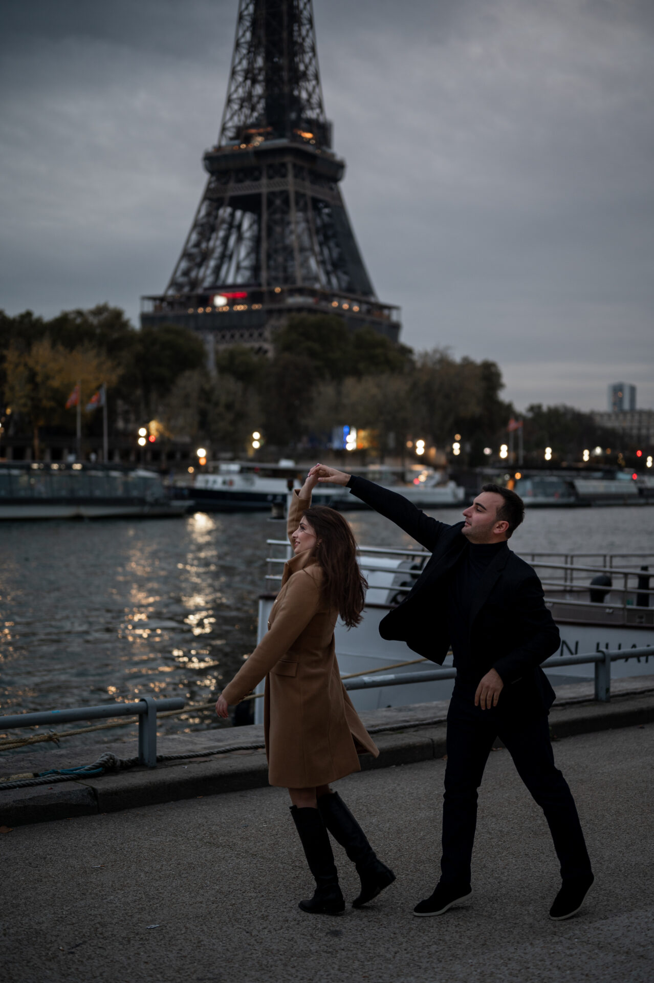 couple danse devant la Tour Eiffel