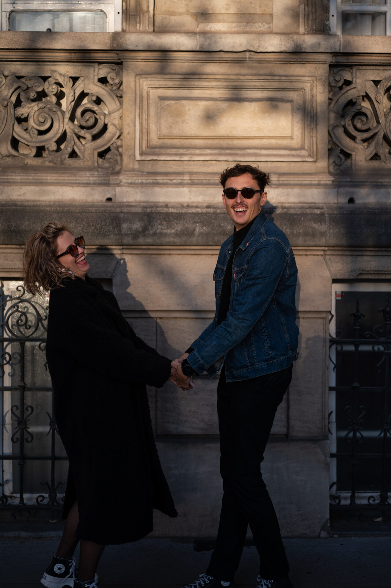 couple joue sur les quais de Seine