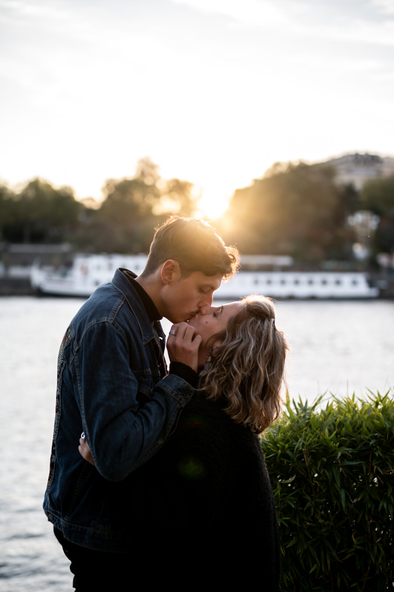 couple s'embrasse sur les quais de Paris
