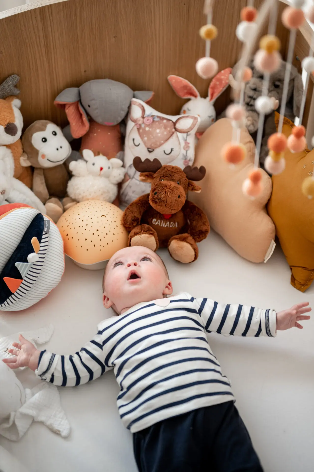 photographie du bébé d'une famille dans son lit premiers instants de vie