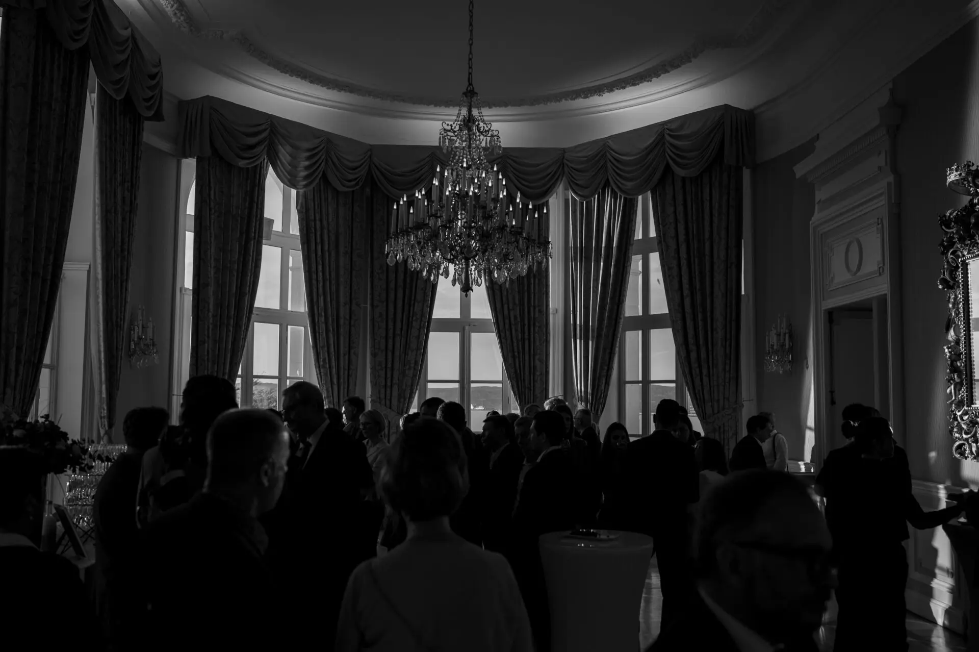 salle du palais du Pharo baignée dans la lumière de fin de journée