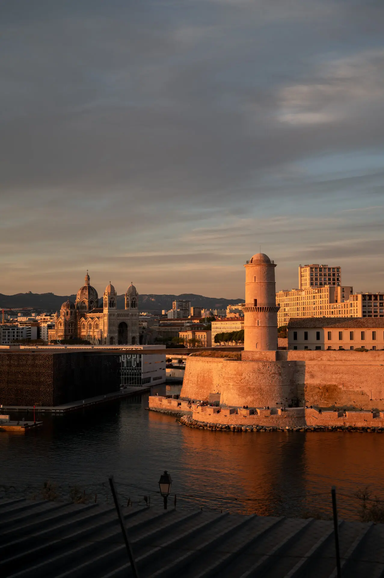 vue sur le MUCEM et le fort saint-Jean au coucher du soleil