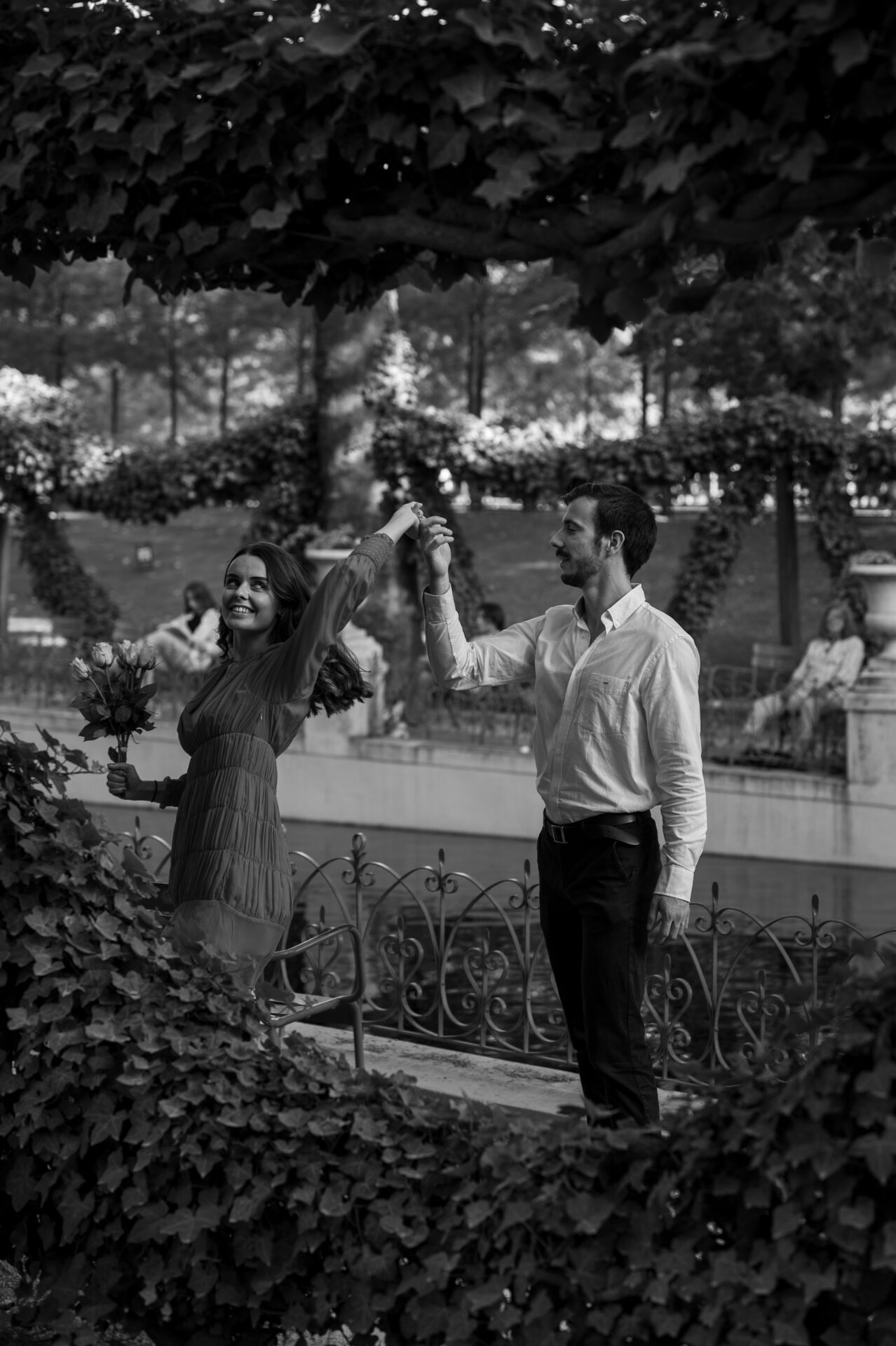 couple danse au jardin du Luxembourg