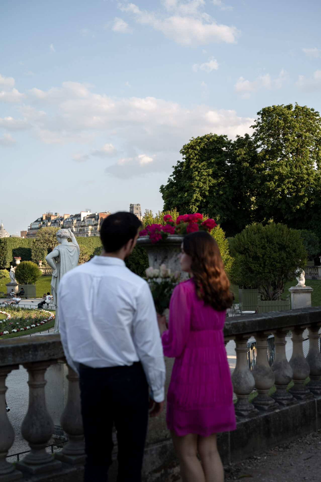 couple se tient par la main au jardin du Luxembourg