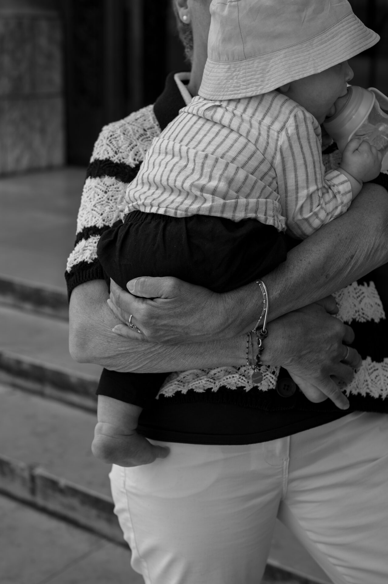 une grand-mère tient son petit-fils dans ses bras