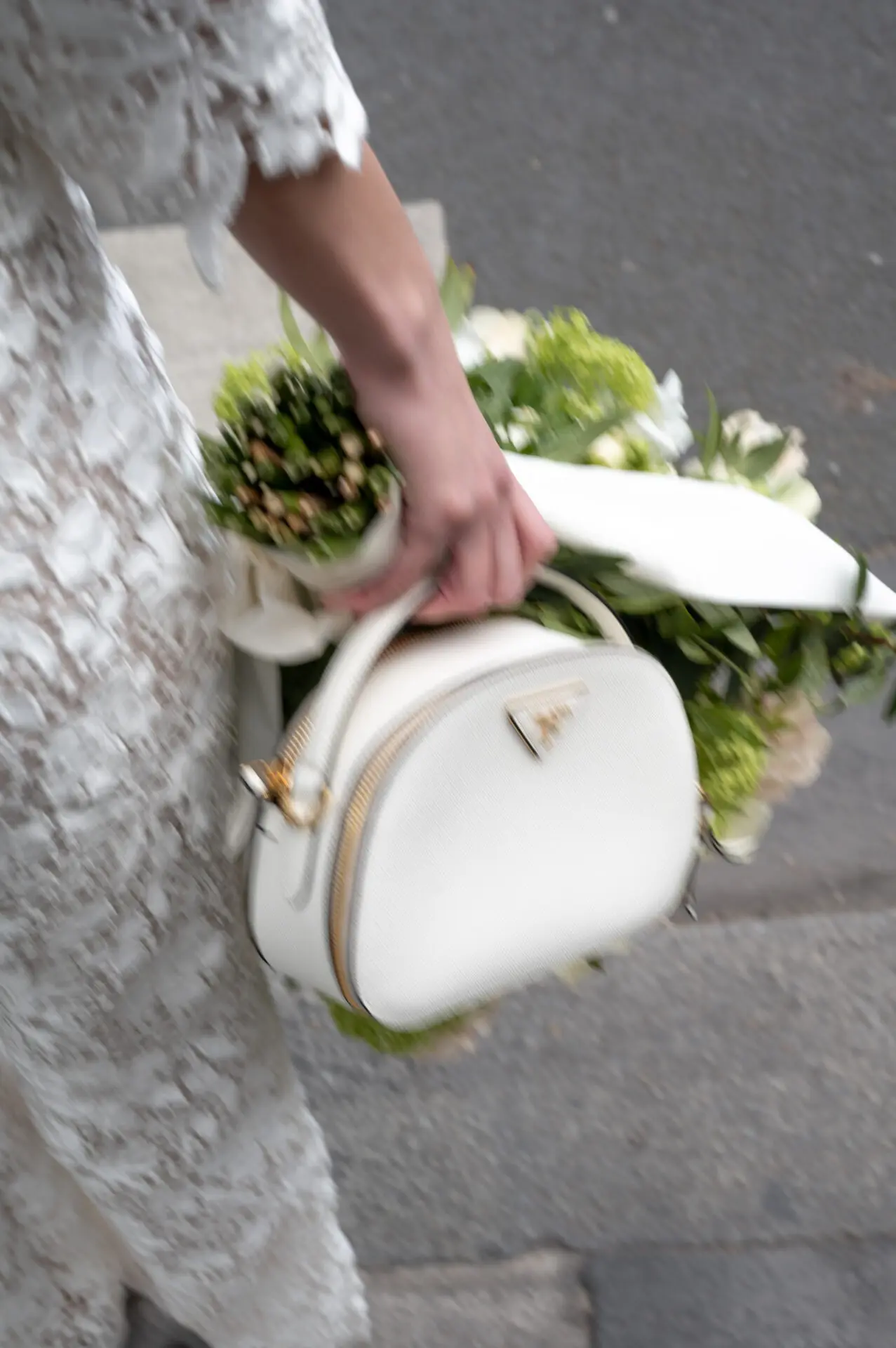 sac à main et bouquet de mariée