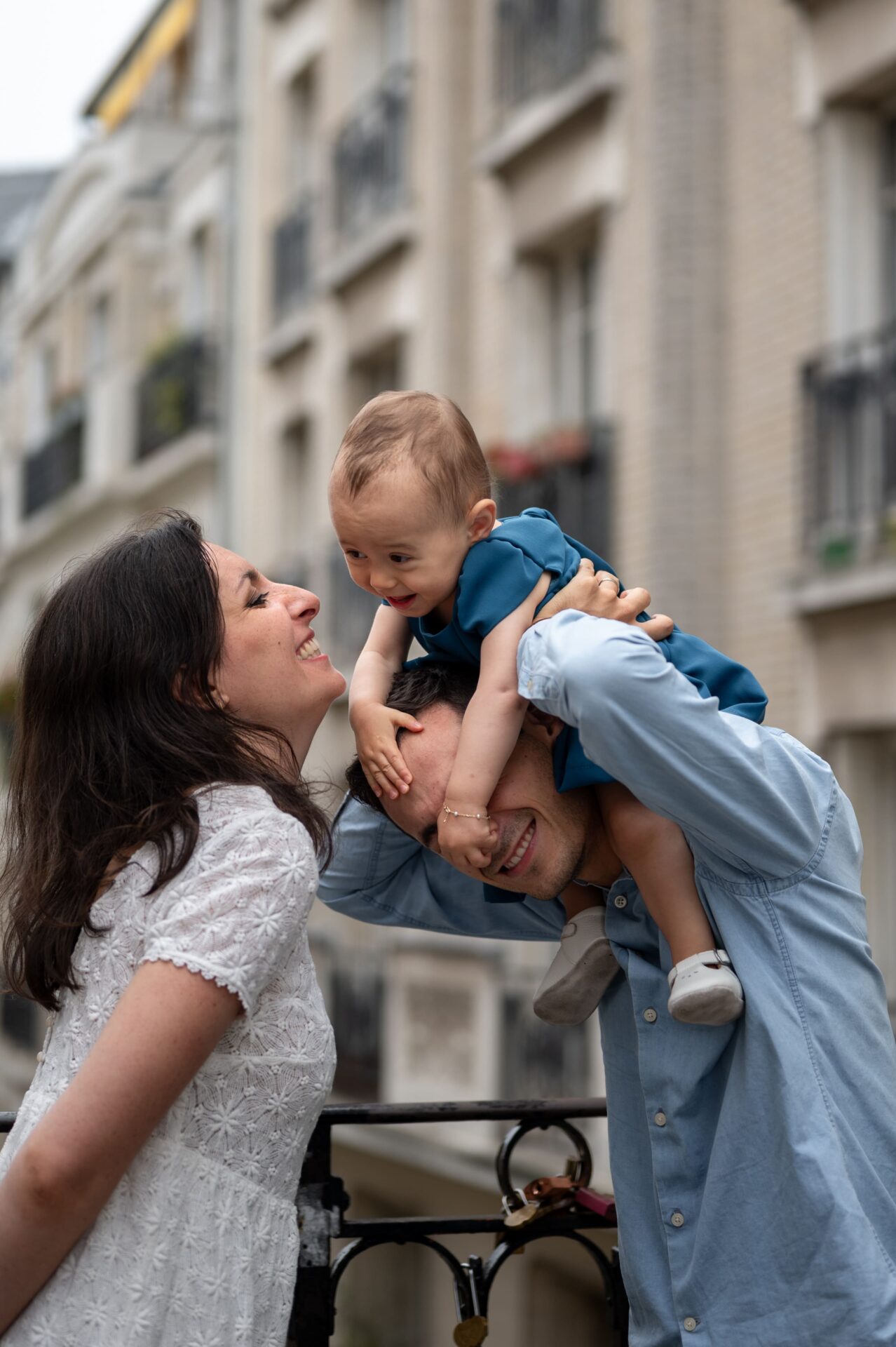 famille joue dans les rues de Montmartre