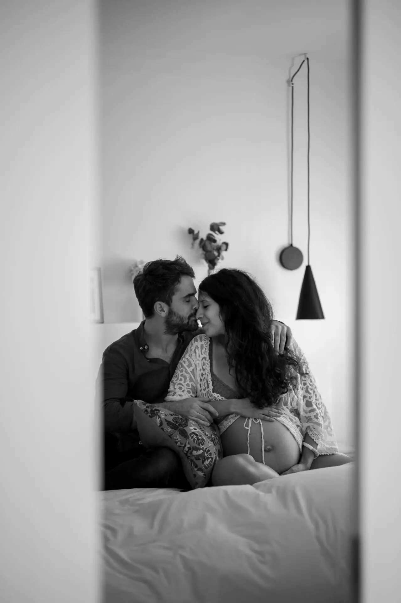 couple sur leur lit femme enceinte