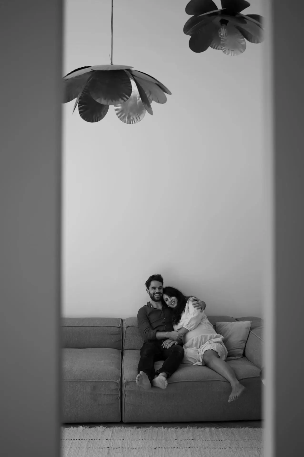 Famille G, B, L & futur bébé couple enlacé sur le canapé