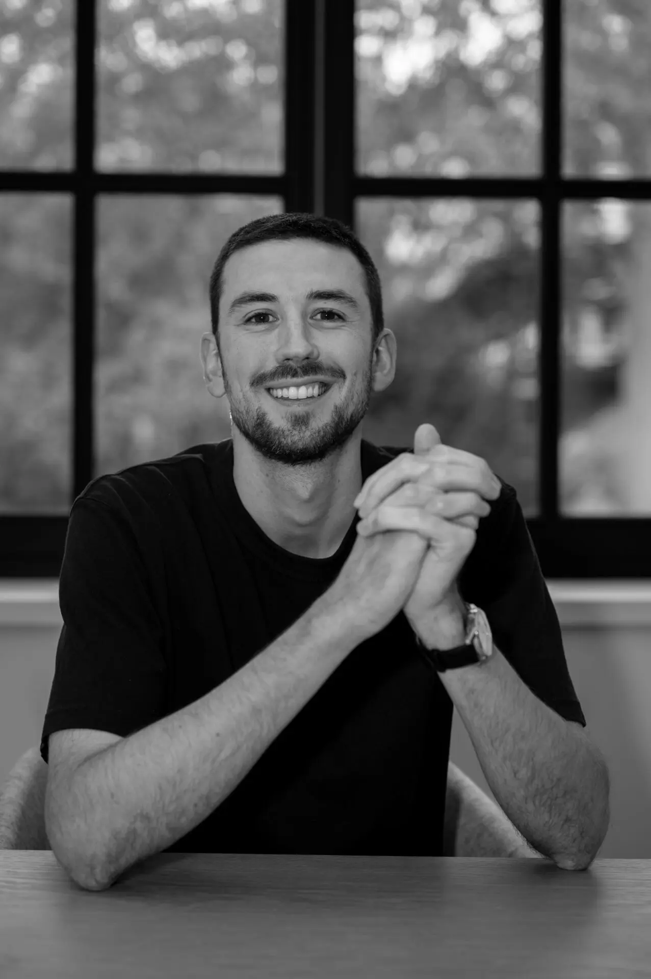 portrait d'un homme en noir et blanc