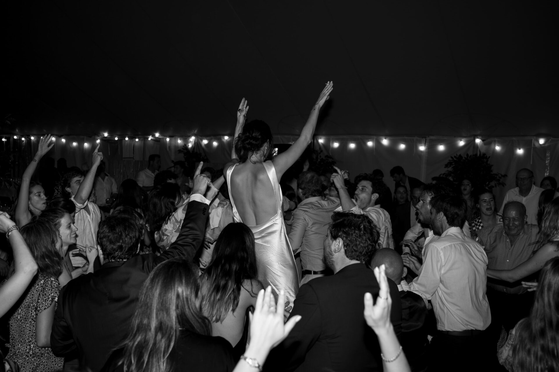 mariée danse au milieu de la foule