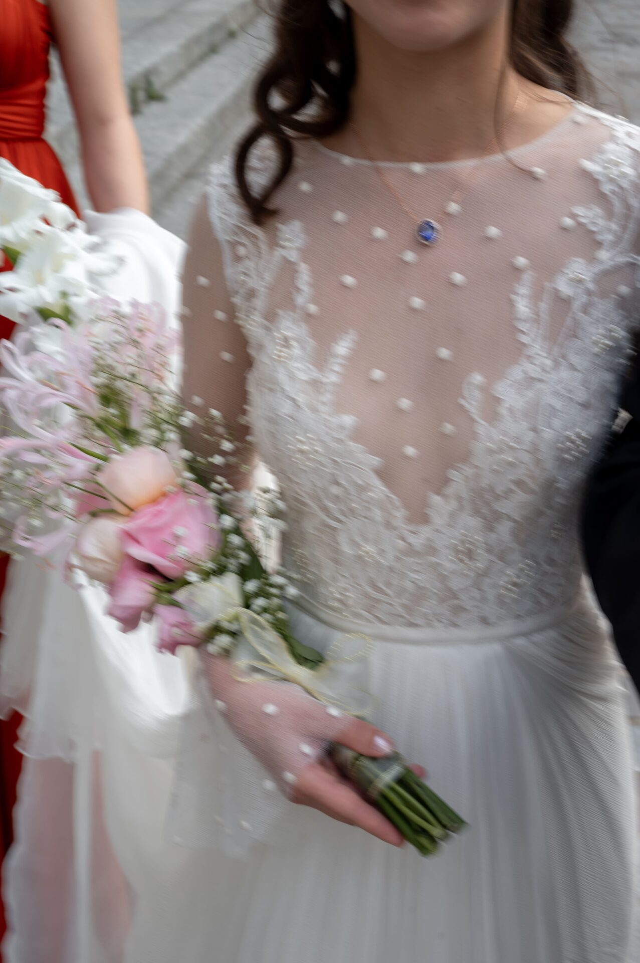 poitrine de mariée avec son bouquet de fleurs