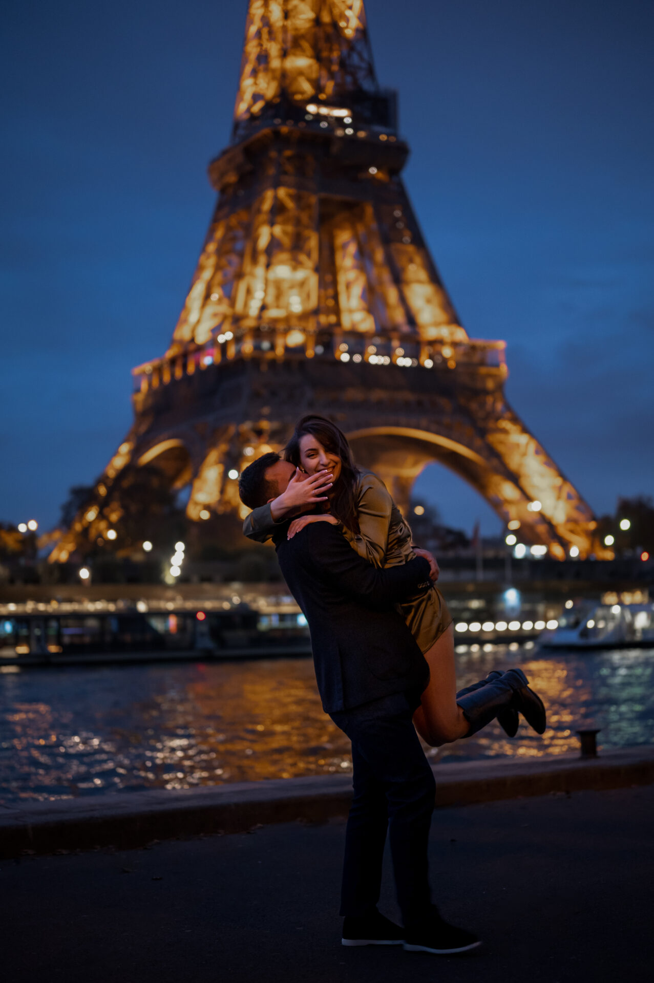 demande en mariage sur les quais de seine devant la Tour Eiffel