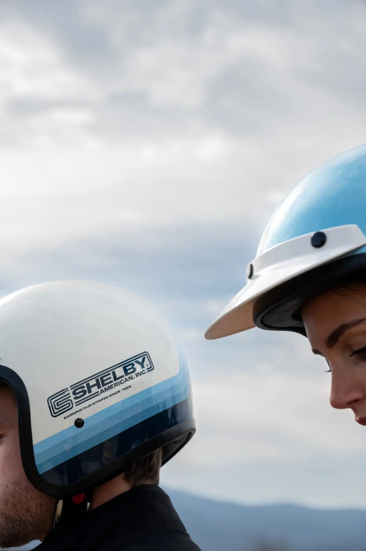 un couple sur une moto, gros plan sur les casques