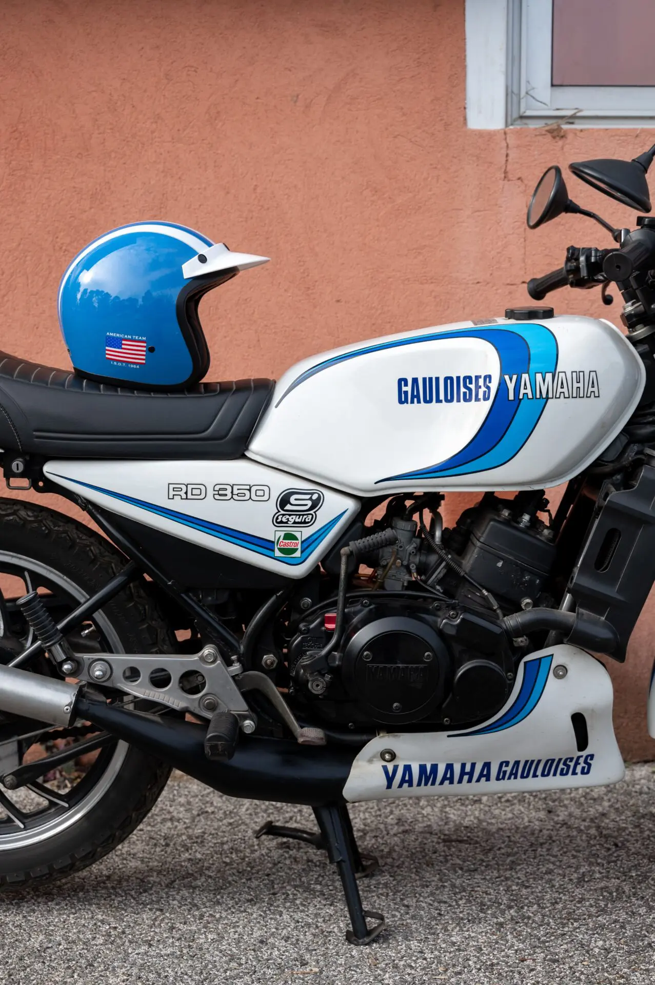 casque posé sur une moto