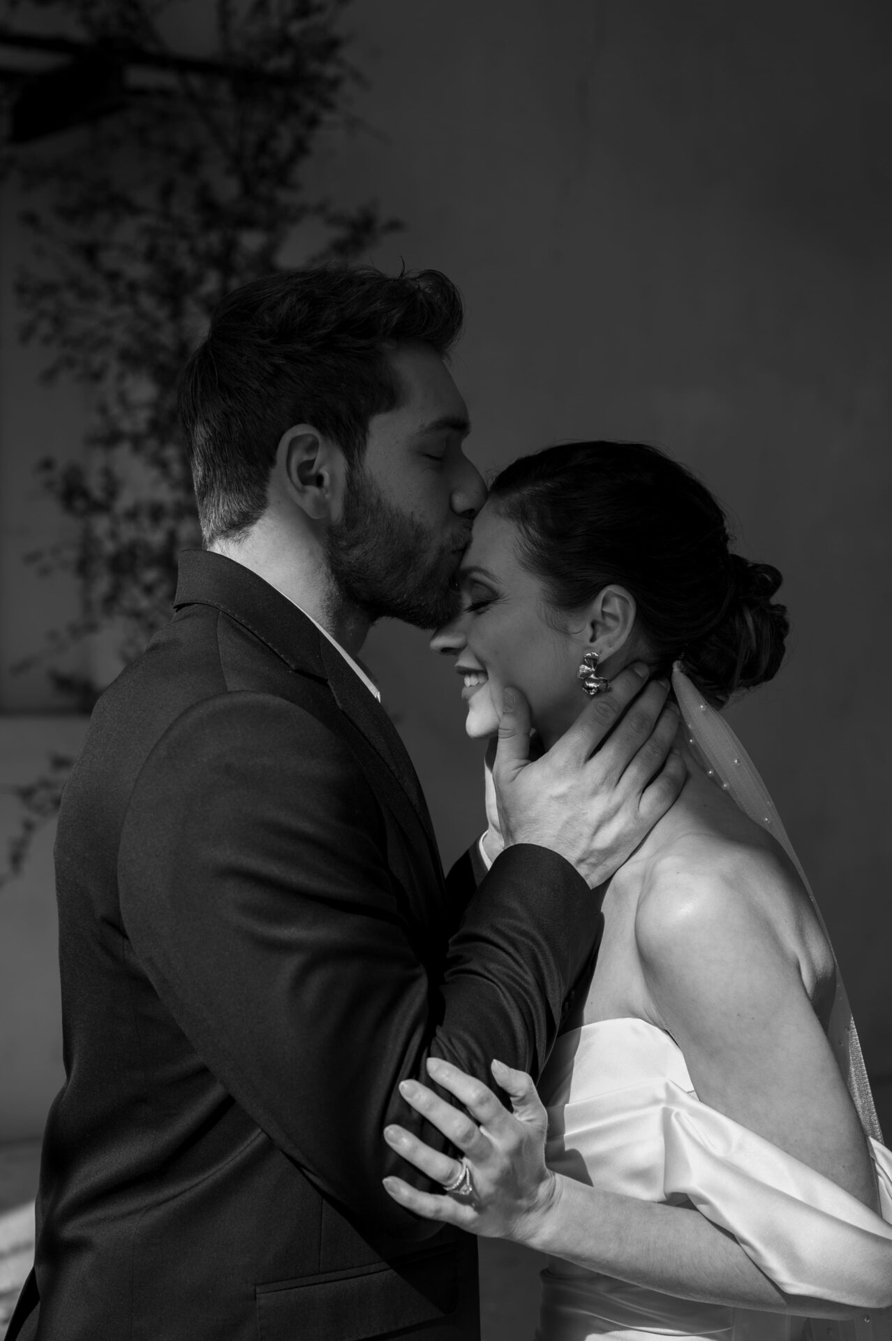 jeunes mariés à leur cérémonie civile, le marié embrasse la mariée sur le front
