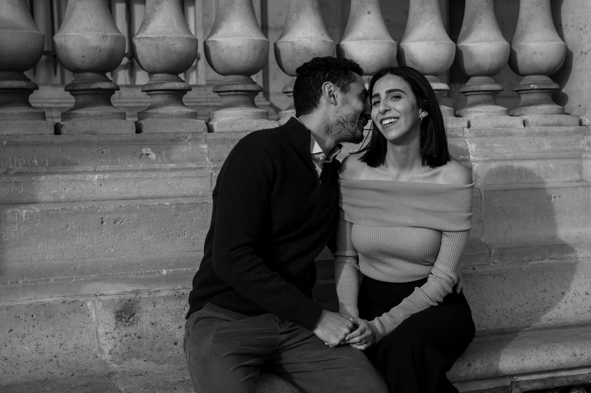 couple de fiancés américains au Louvre