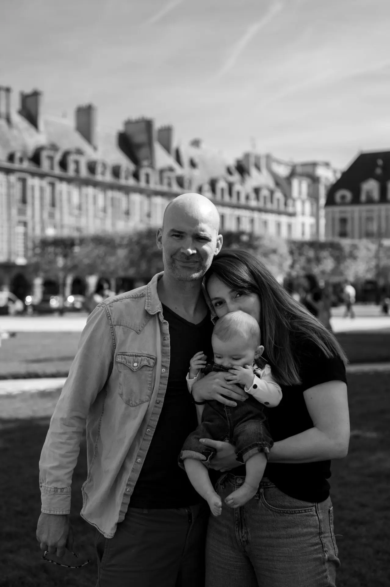 famille enlacée place des vosges