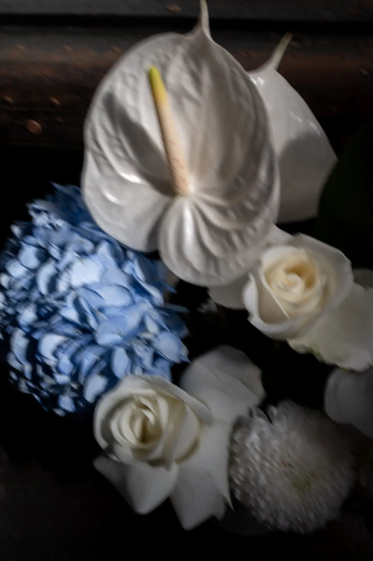 composition florale bleue