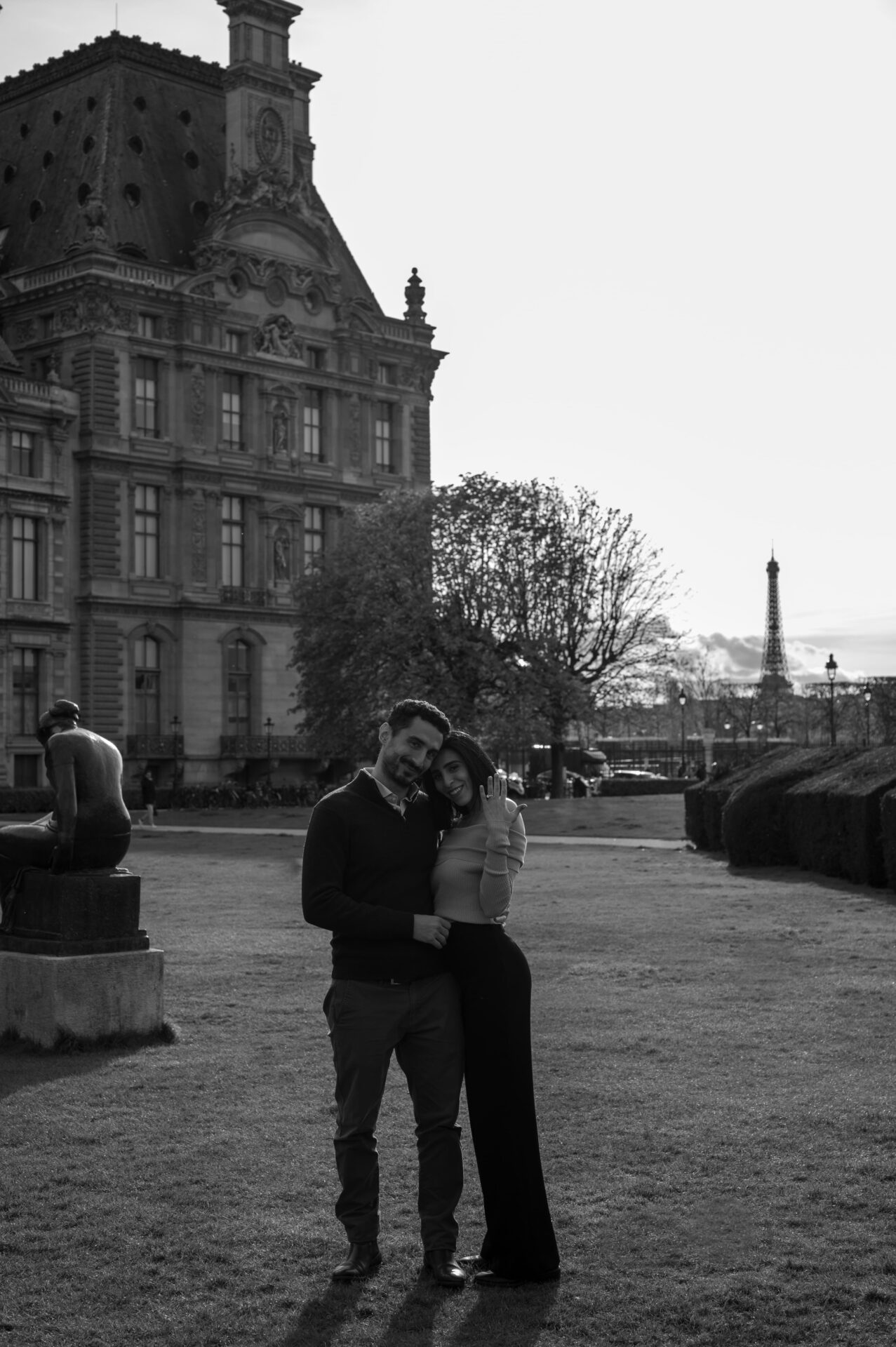 couple fiancés marchent ensemble aux tuileries