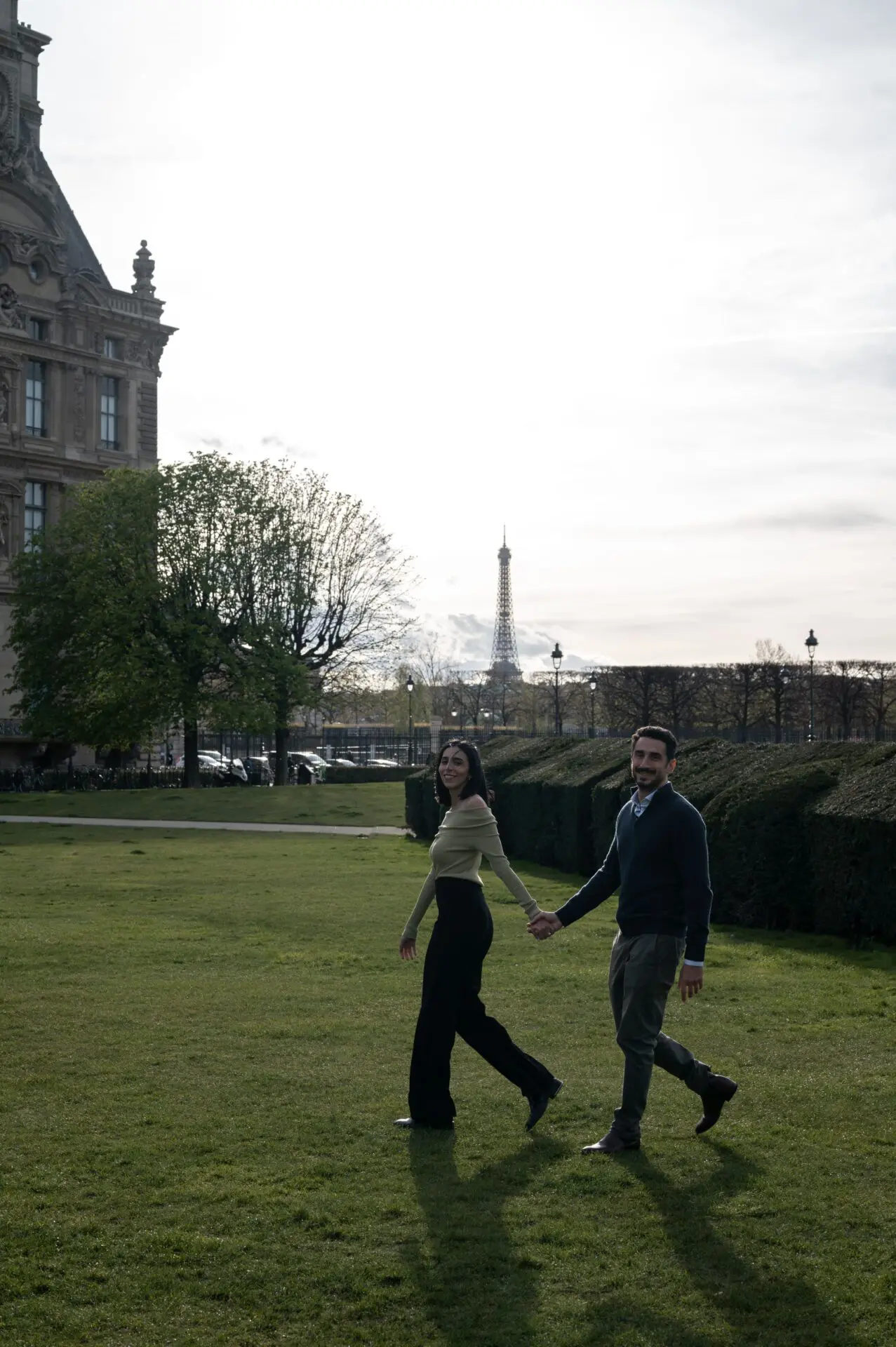 couple fiancés marchent ensemble aux tuileries