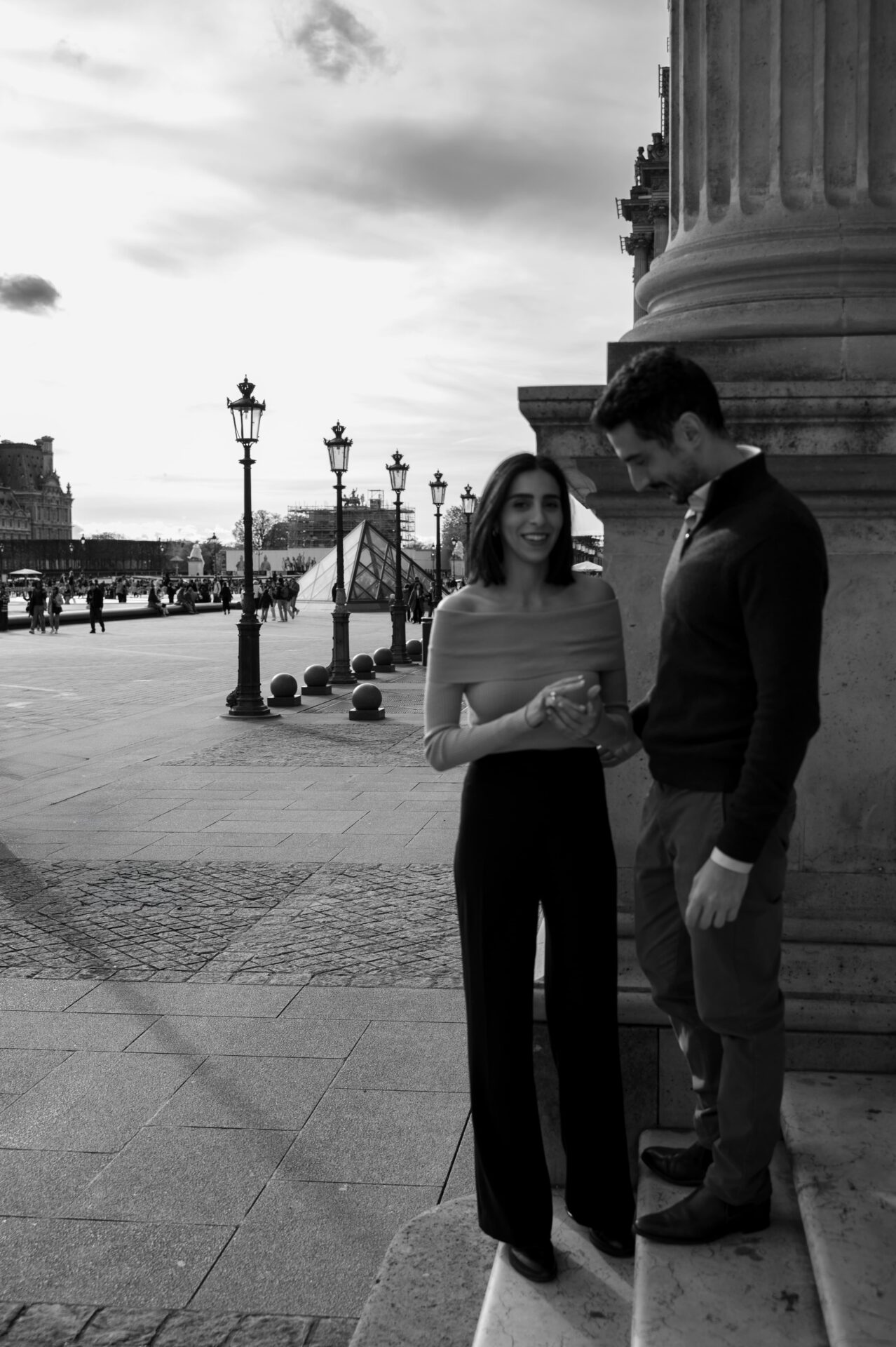 couple d'amoureux sur la place du louvre