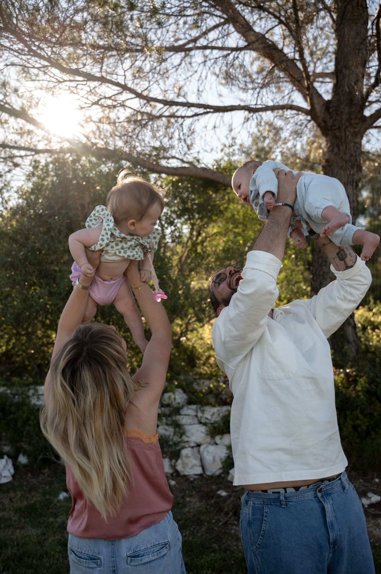 famille de trois au soleil