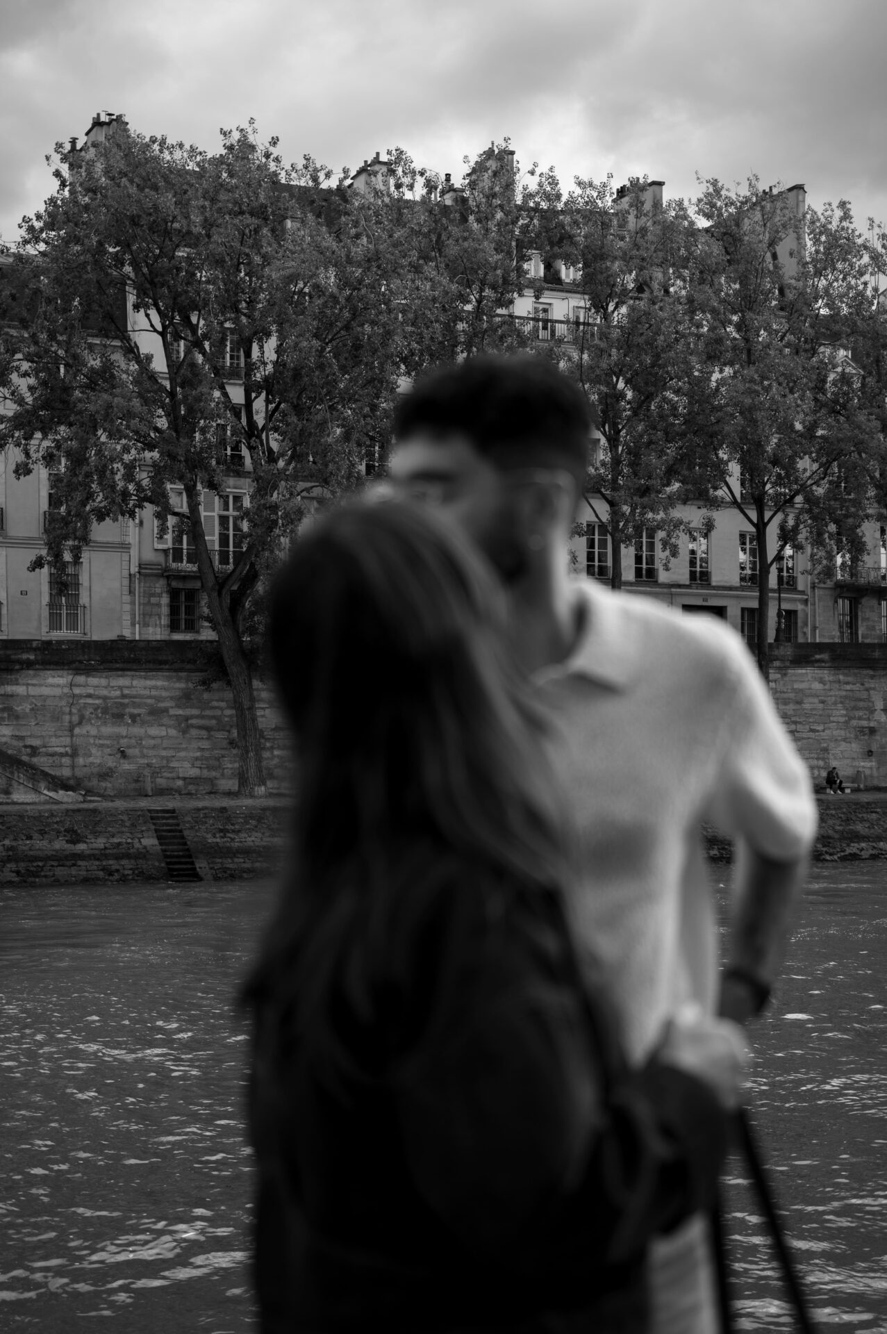 couple sur les bords de seine