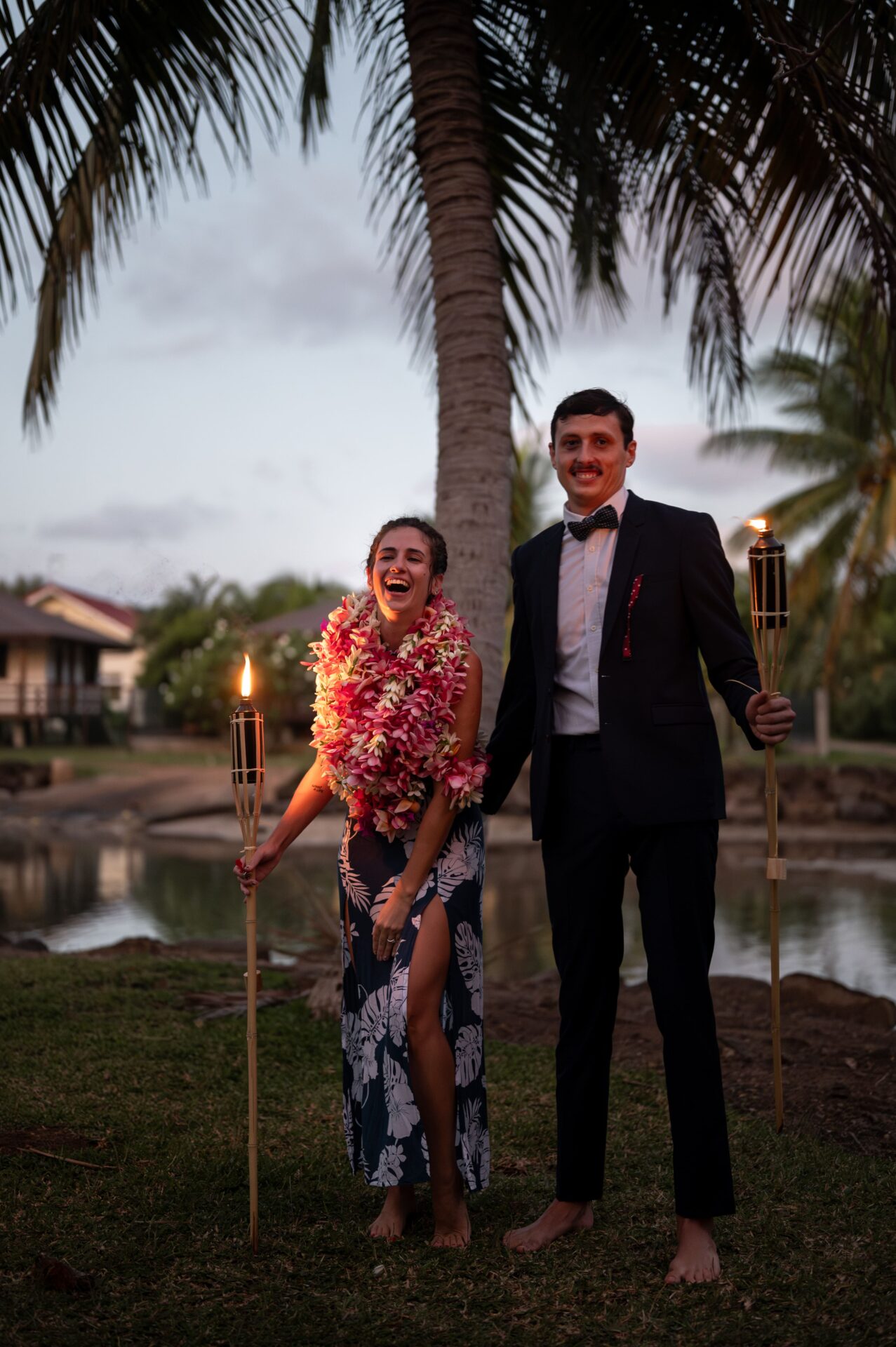 un couple se tient la main après s'être fiancés