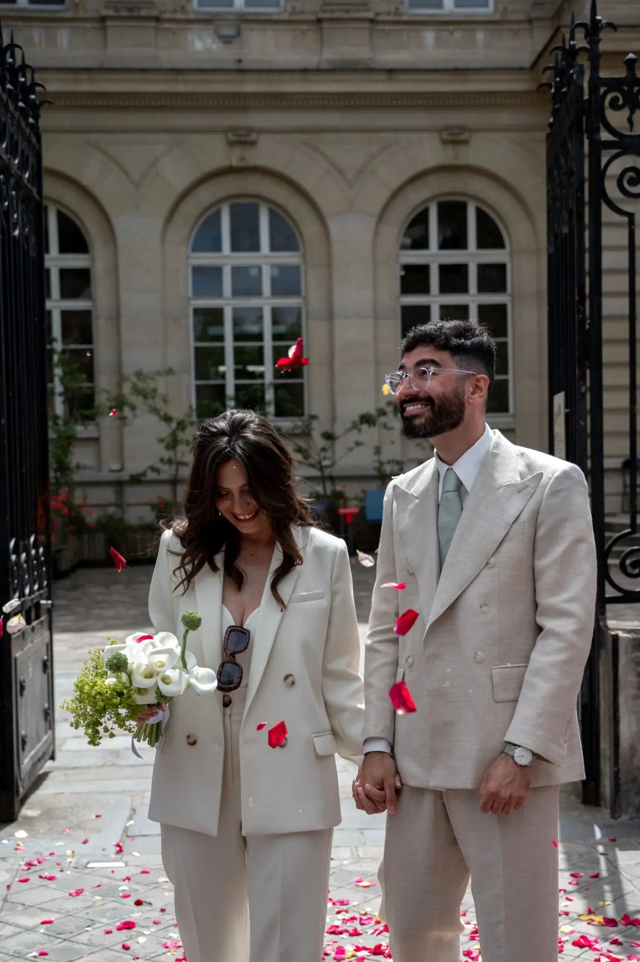 couple de jeunes mariés à la sortie de la mairie