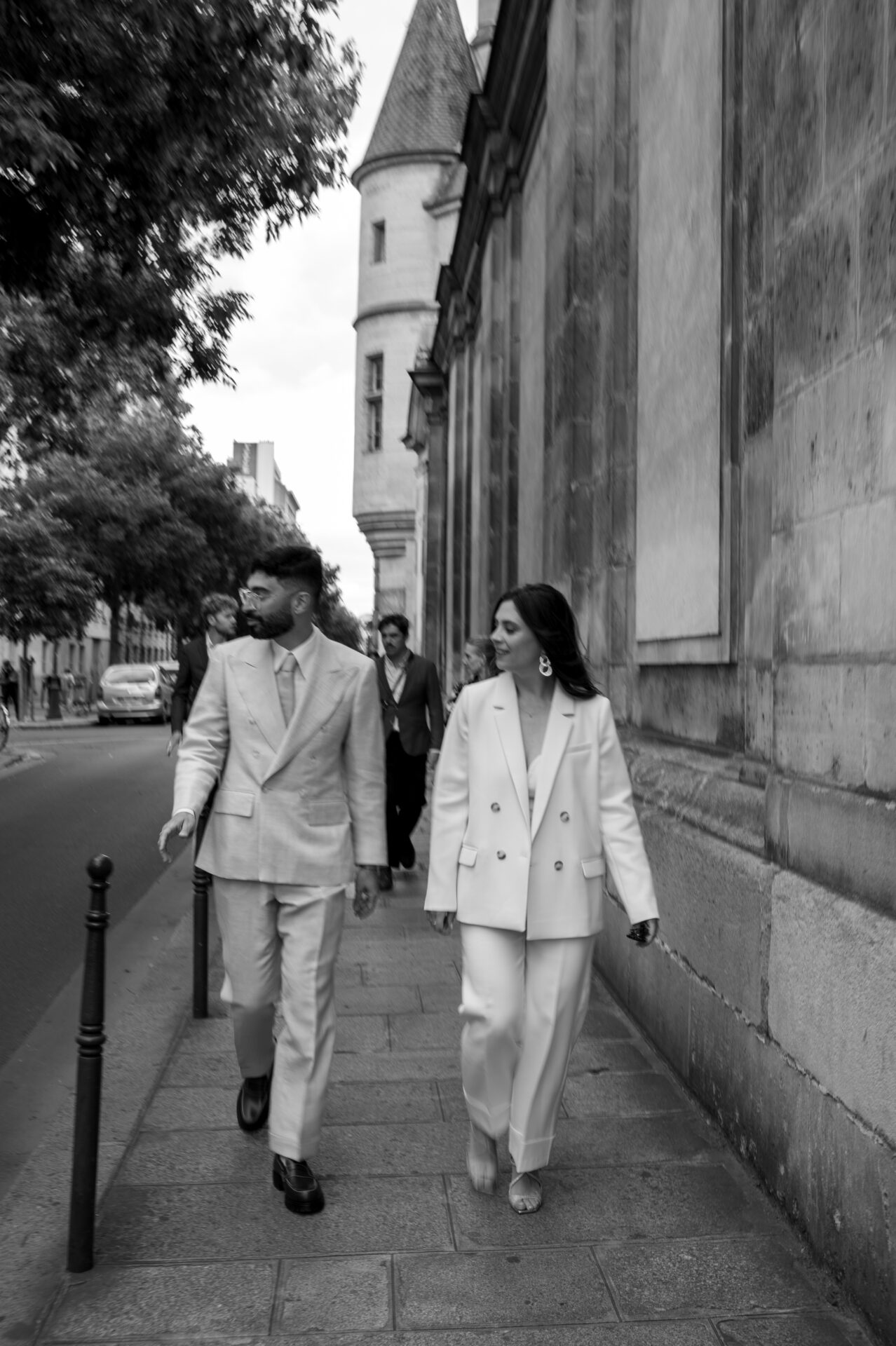 couple de jeunes mariés marchent dans les rues de paris