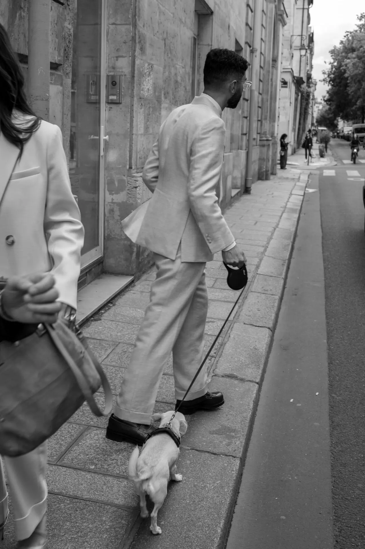 marié et son chien dans les rues de paris