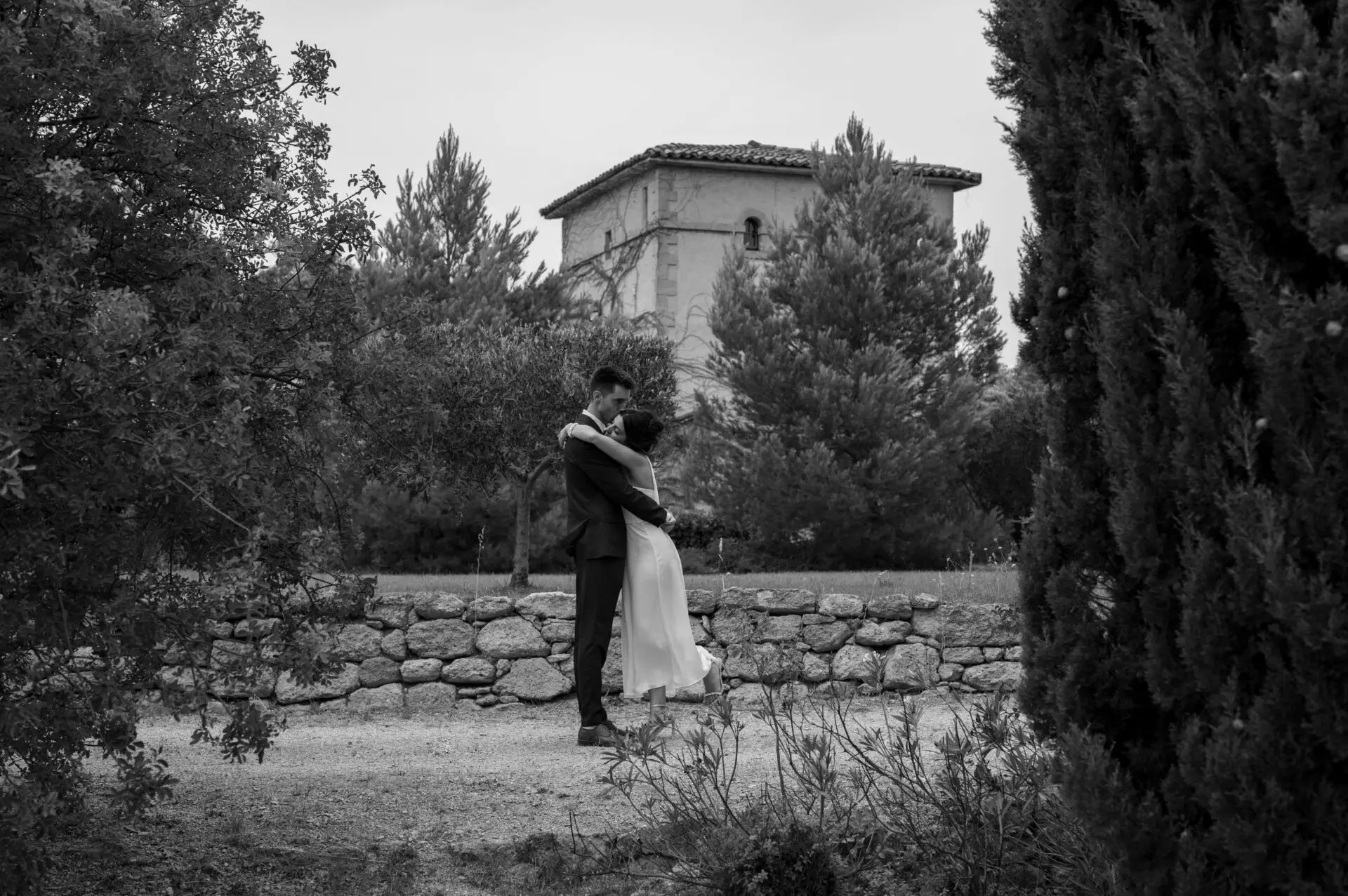 couple de jeunes mariés au milieu de la provence