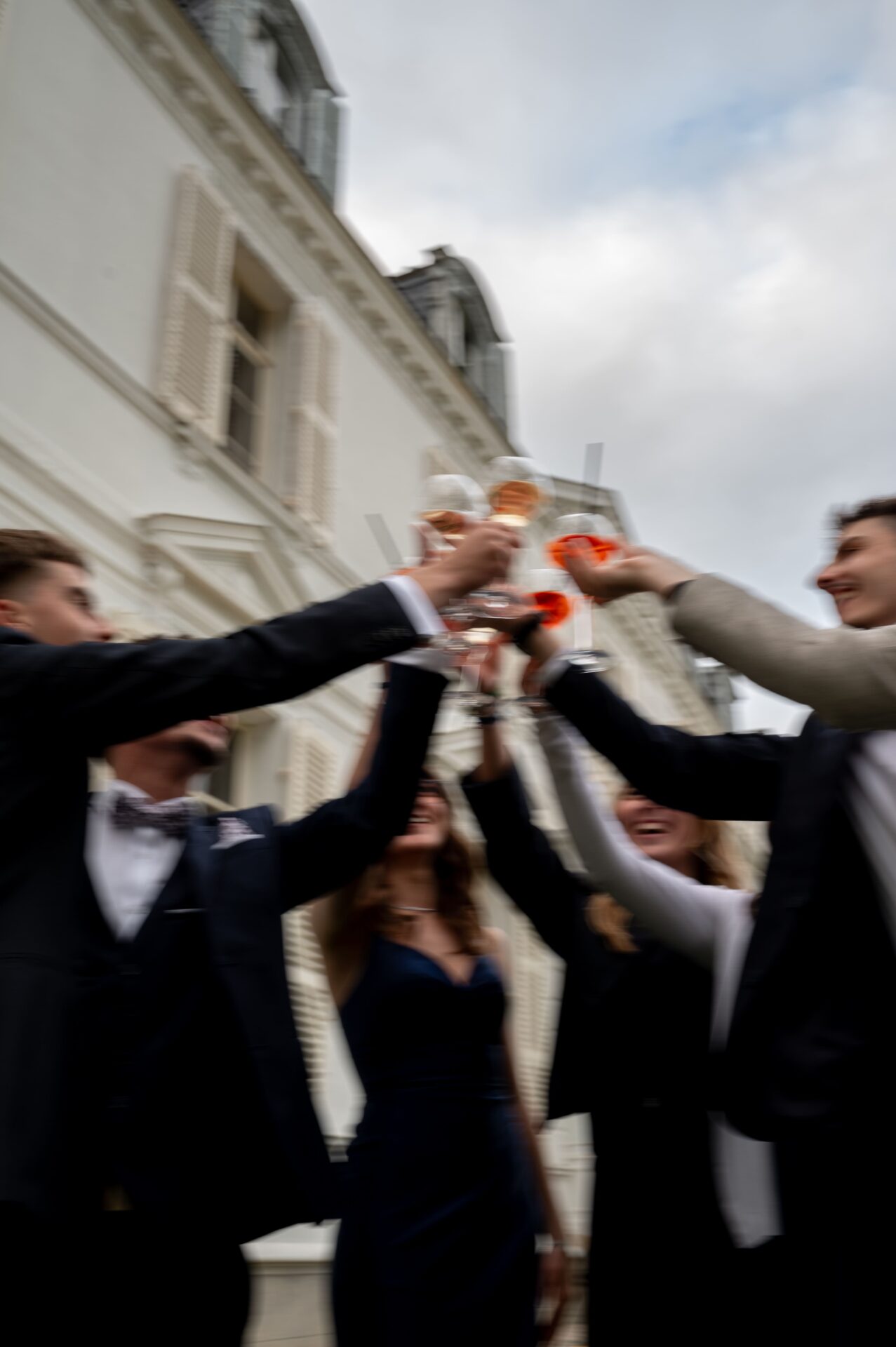 groupes de jeunes adultes trinquent avec des Spritz