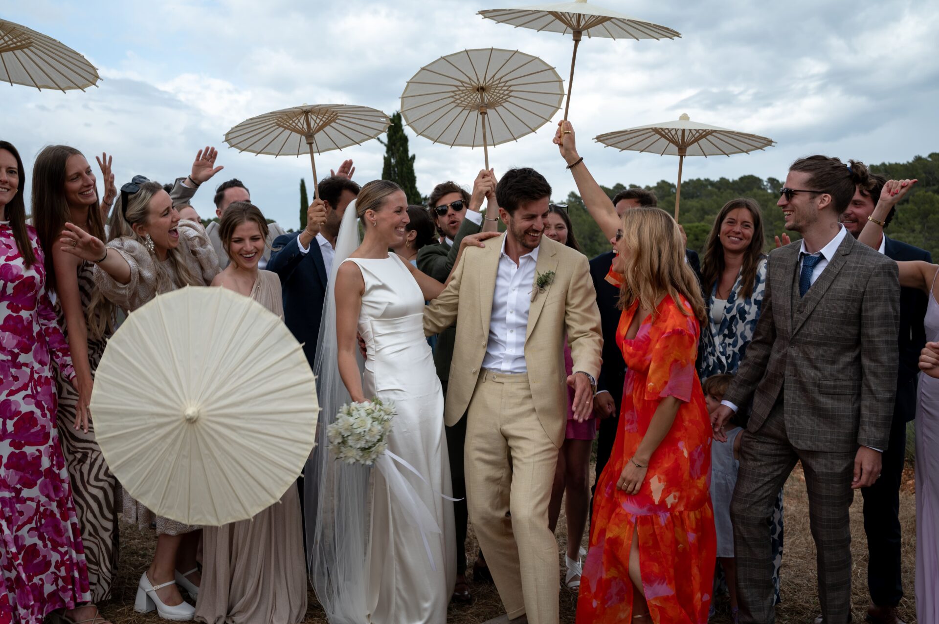 photo de groupe de mariage avec ombrelles