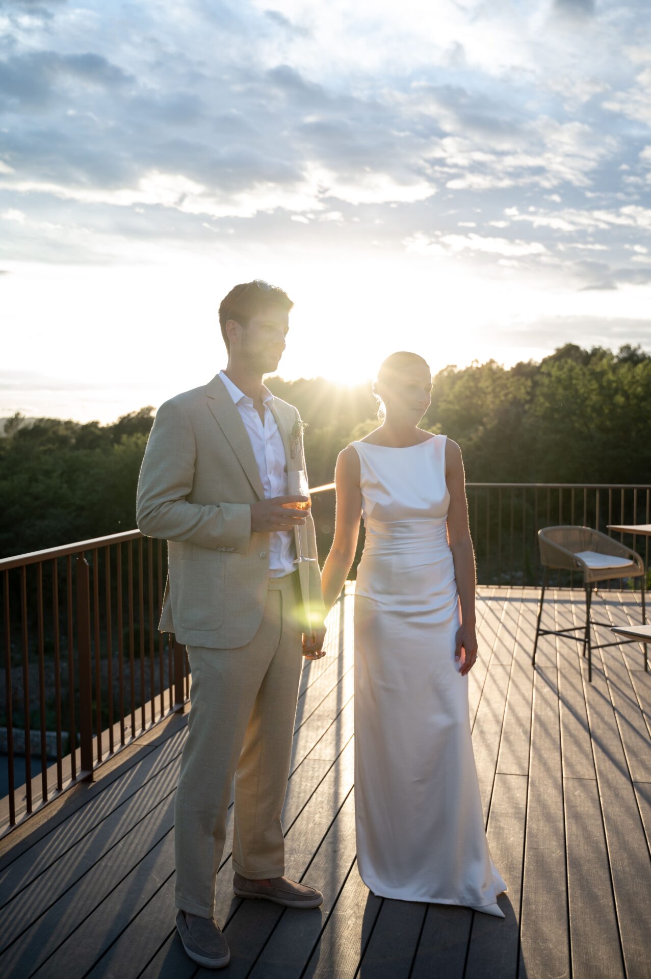 couple de mariés au coucher du soleil