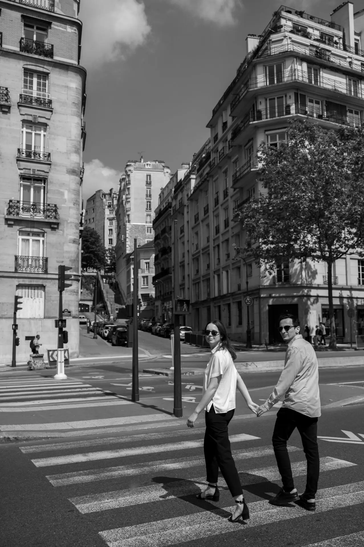 couple fiancé se balade dans les rues de Paris